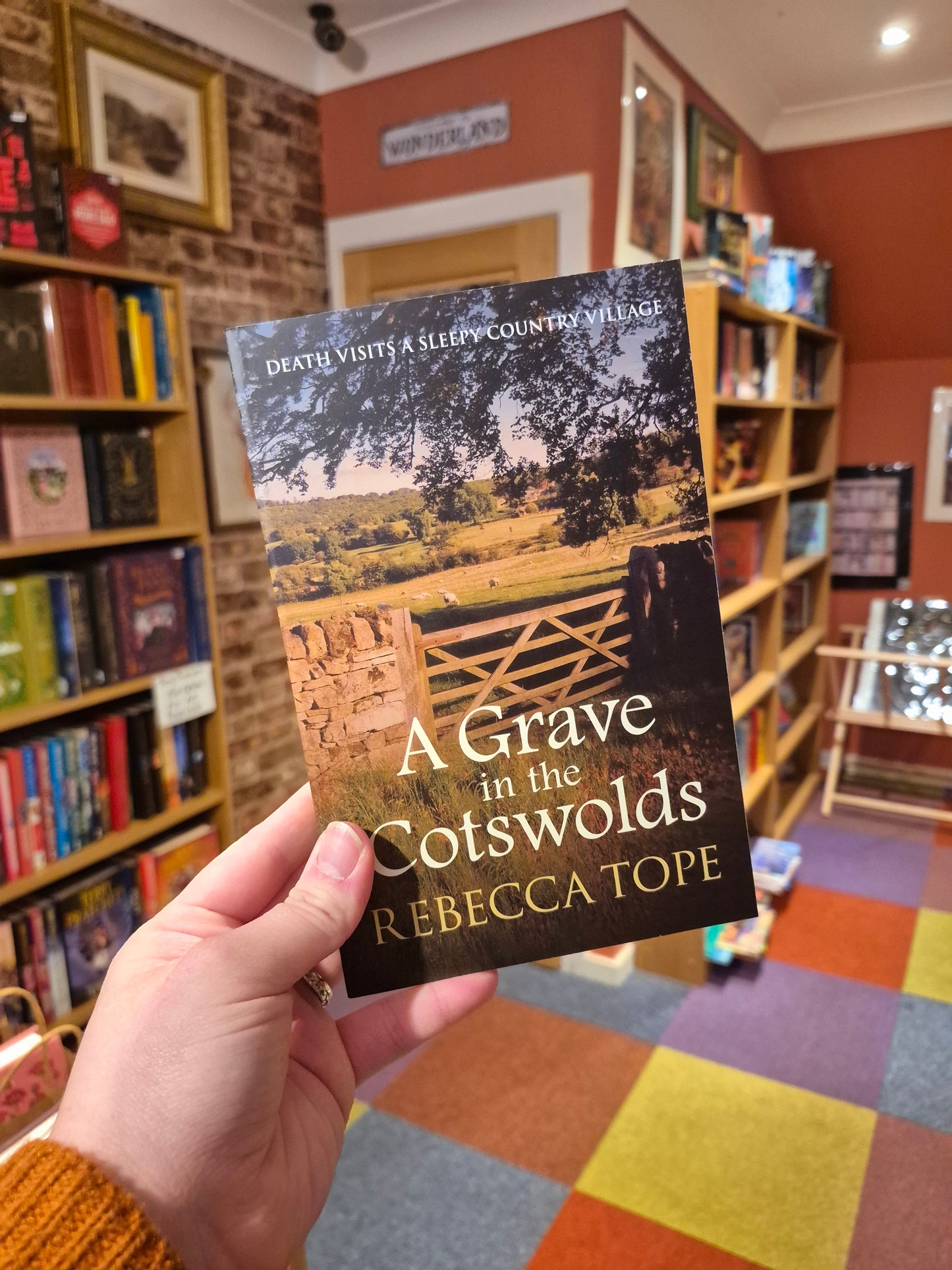 A Grave in the Cotswolds - Rebecca Tope