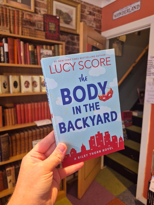 The Body in the Backyard - Lucy Score