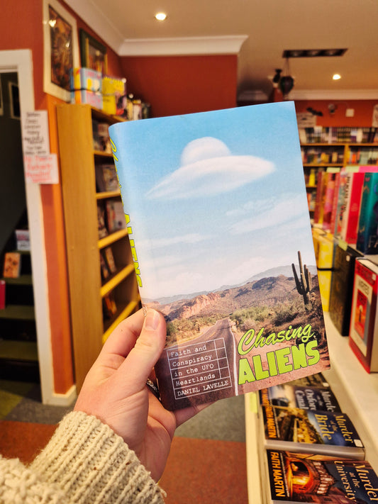 Chasing Aliens: Faith & Conspiracy in the UFO Heartlands - Daniel Lavelle