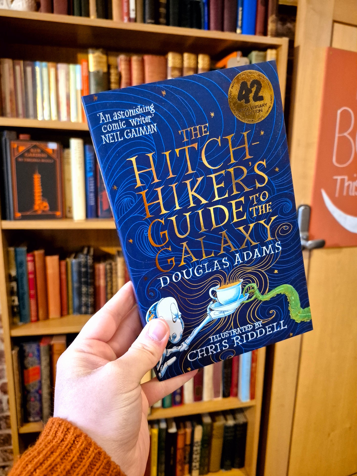 The Hitchhiker's Guide to the Galaxy (42nd Anniversary Illustrated Edition) - Douglas Adams