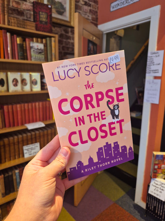 The Corpse in the Closet - Lucy Score