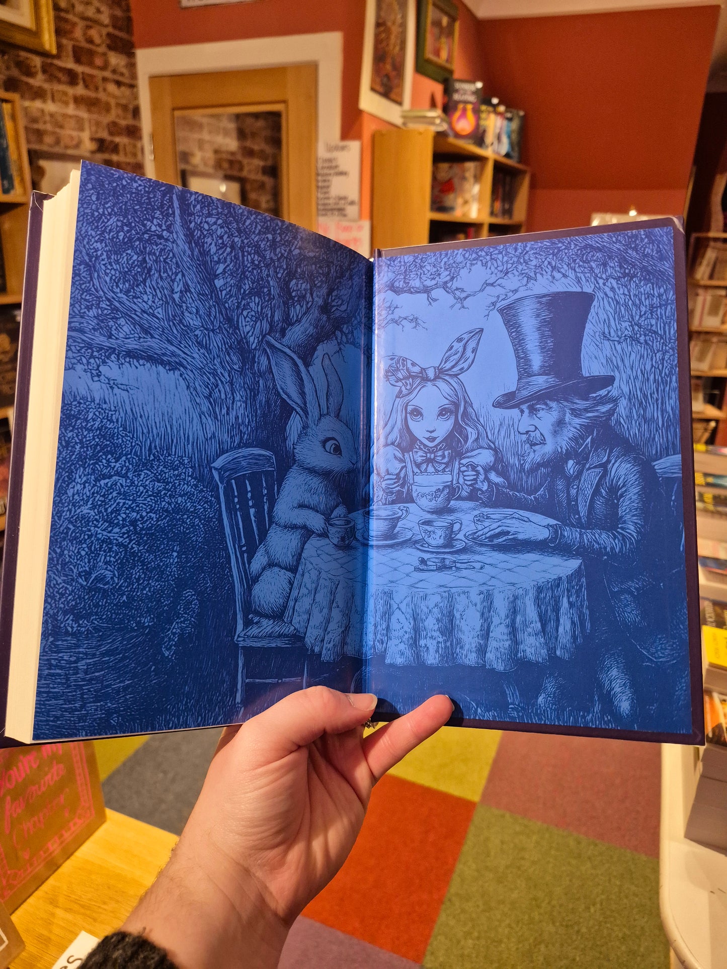 Alice in Wonderland & Through the Looking Glass - Lewis Carroll