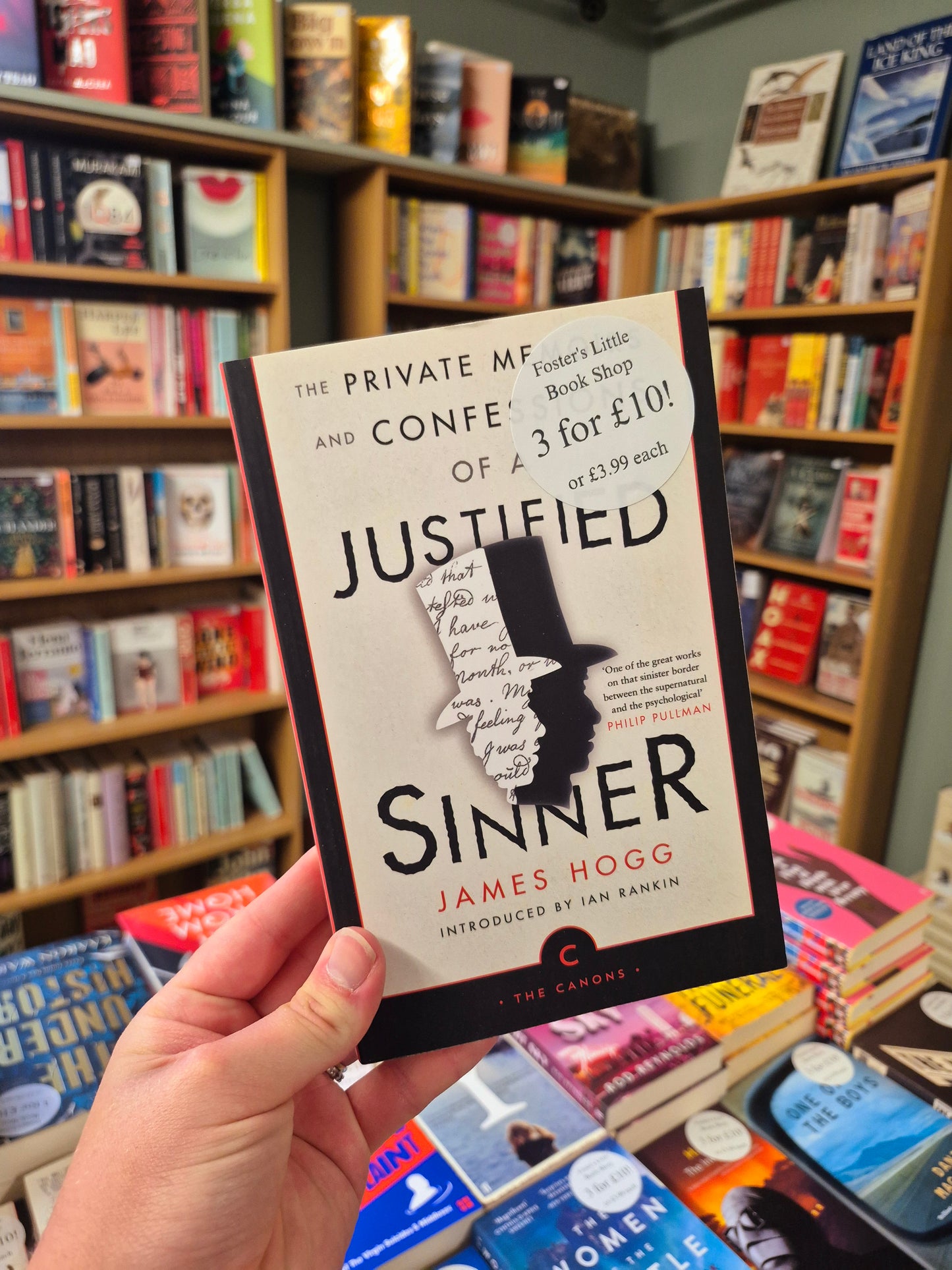 The Private Memoirs and Confessions of a Justified Sinner - James Hogg
