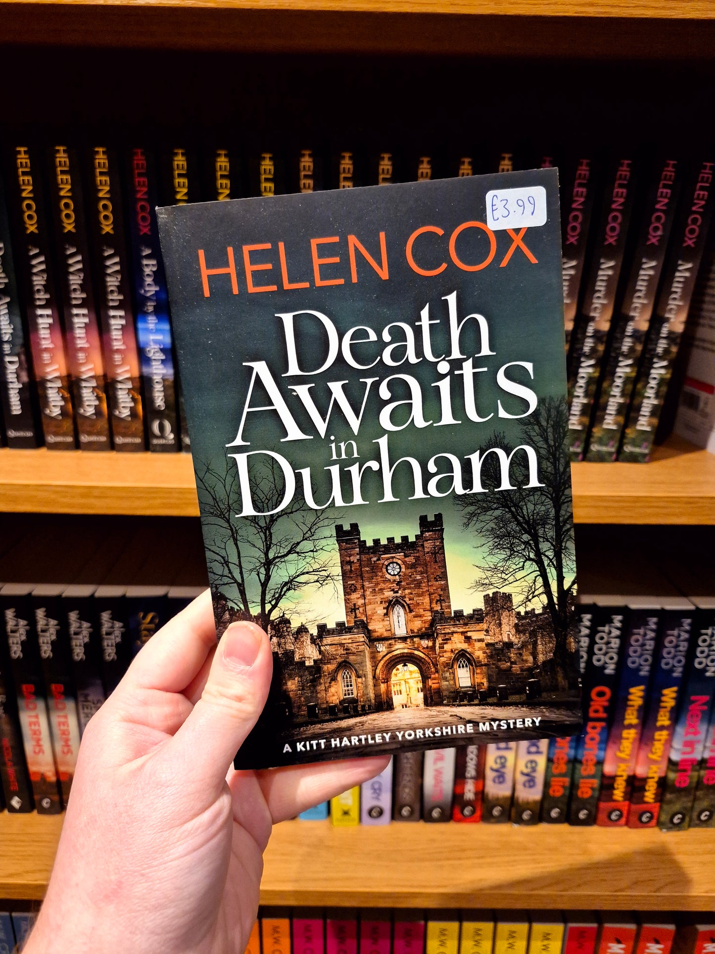 Death Awaits in Durham - Helen Cox