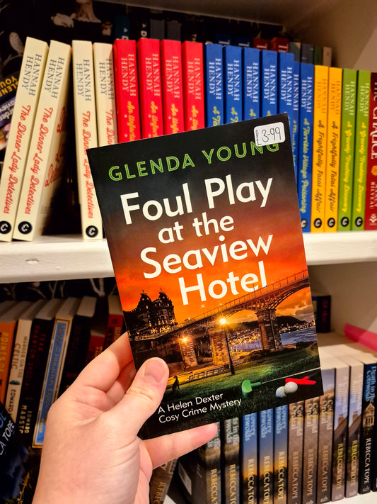 Foul Play at the Seaview Hotel - Glenda Young