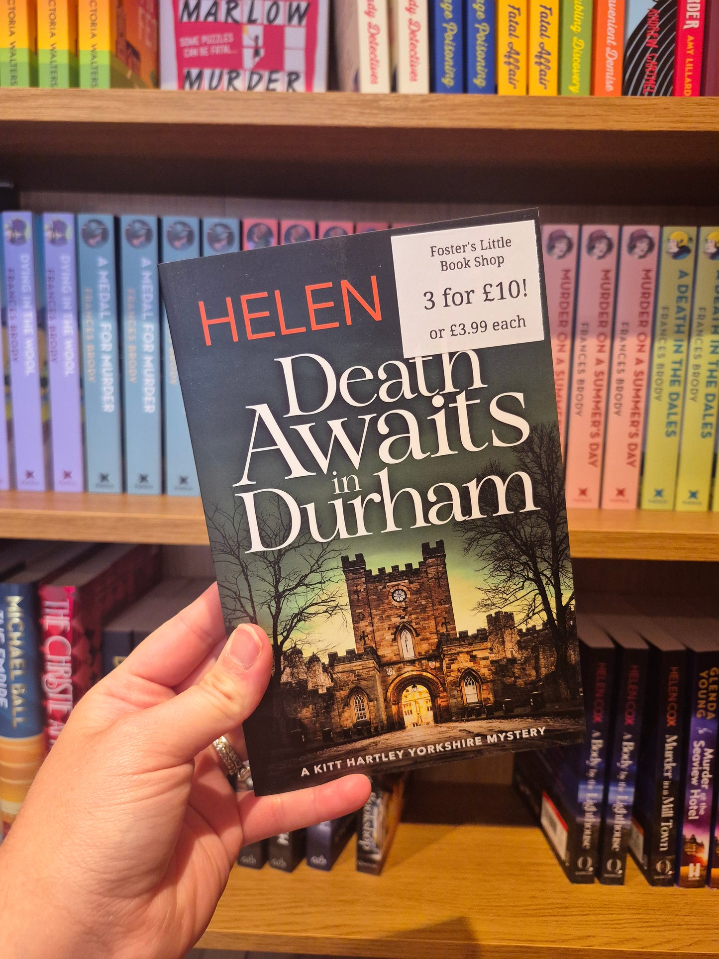 Death Awaits in Durham - Helen Cox