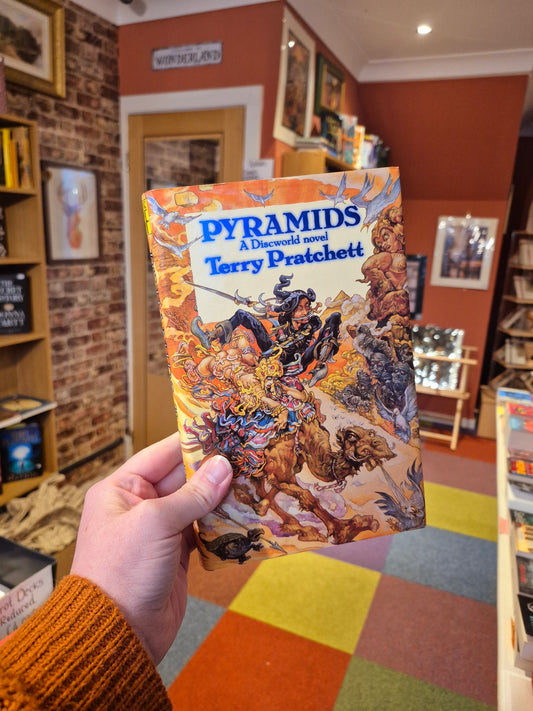 Pyramids - Terry Pratchett (1992, Gollancz)