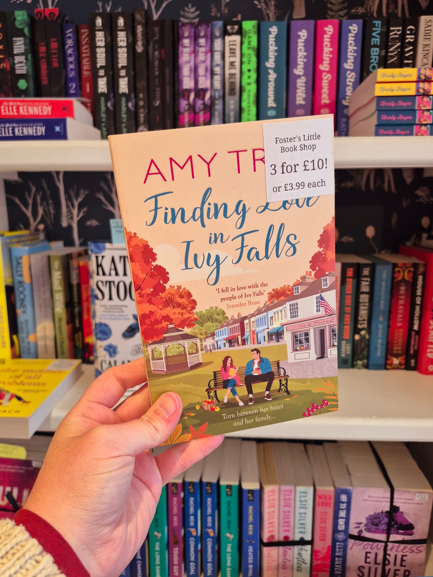 Finding Love in Ivy Falls - Amy True