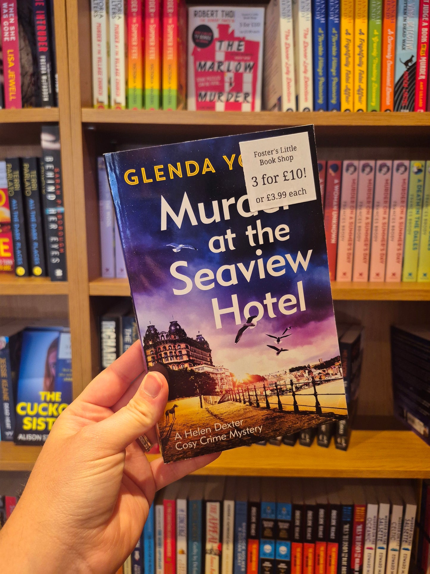 Murder at the Seaview Hotel - Glenda Young (Seaview Mysteries Book 1)