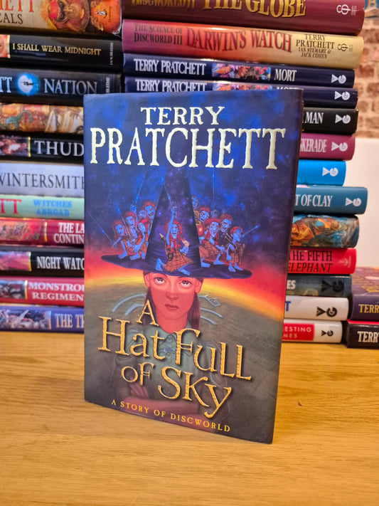 A Hat Full of Sky - Terry Pratchett (First Edition, 2004 Doubleday)